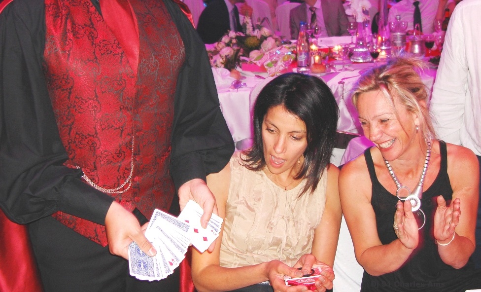 Créer des rires et de l'émerveillement chez vos invités avec la Magie Close-up de table en table lors de mariage à 91290 Arpajon Charles Ams le dj 91 est magicien créant des rires et de l'émerveillement avec la Magie Close-up pour mariage à Arpajon 91290 Vraiment Top