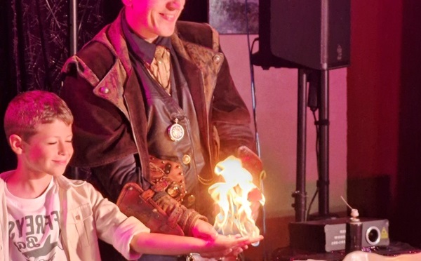 Magie du Feu: Animation spectaculaire interactive pour cocktail de Mariage et Team Building Entreprise en Essonne à 91190 Gif-sur-Yvette Magie du Feu: Animation spectaculaire interactive pour cocktail de Mariage et Team Building Entreprise en Essonne à 91190 Gif-sur-Yvette