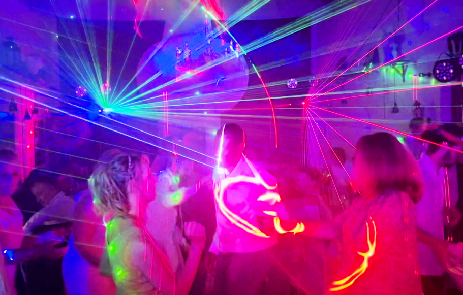 Jusqu'au bout de la nuit, vous danserez dans de fabuleuses lumières avec le magicien dj 91 mariage soirée entreprise à 91000 Evry en Essonne Jusqu'au bout de la nuit, vous danserez dans de fabuleuses lumières avec le magicien dj 91 mariage soirée entreprise à 91000 Evry en Essonne