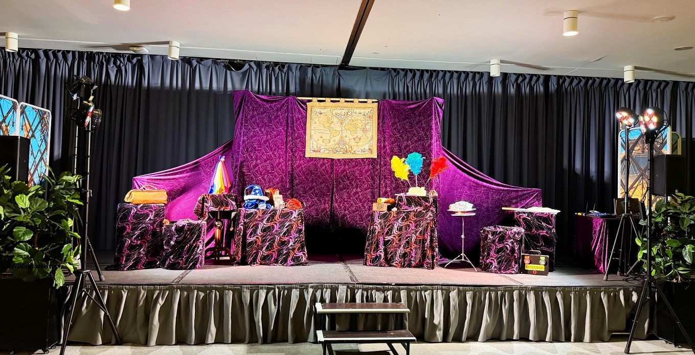 Théâtre de Magie avec Décor, Éclairages et Sonorisation pro fournis par Charles Ams le Magicien 91 en Essonne à 91430 Vauhallan Théâtre de Magie avec Décor, Éclairages et Sonorisation pro fournis par Charles Ams le Magicien 91 en Essonne à 91430 Vauhallan