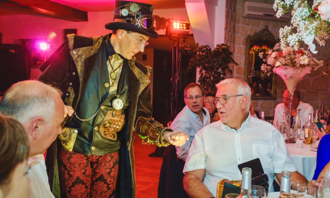 Magie Close-up aux tables pendants le repas. Ici lors d'un mariage à 91230 Montgeron en Essonne avec dj 91 magicien Charles Ams en costume Magicien close up : Magie de table en table pour enchanter un repas de mariage avec le dj 91 à 91230 Montgeron