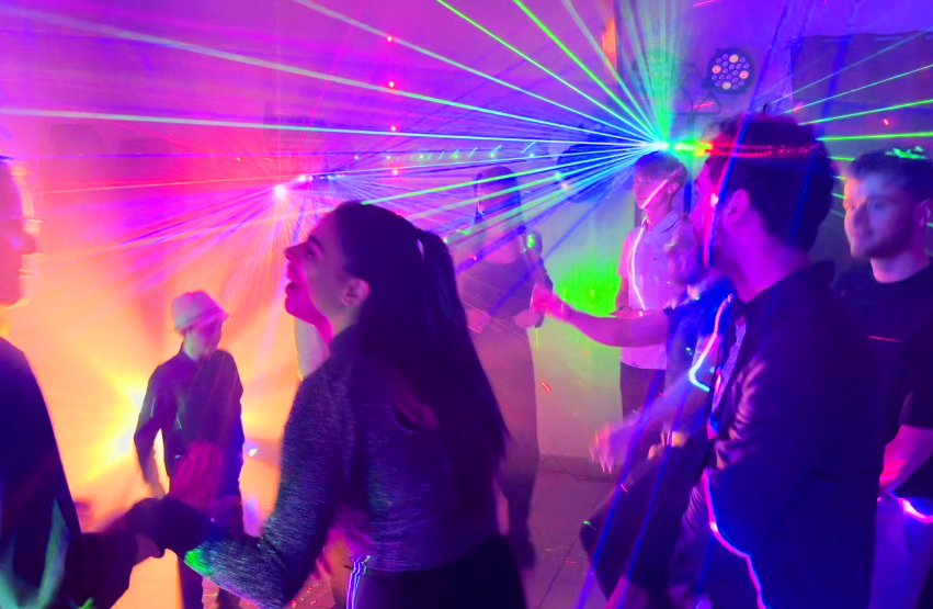 Une soirée dansante réussie avec de la joie, vos musiques préférées ! Belles lumières et lasers du Magicien Dj 91 à 91000 Evry en Essonne Une soirée dansante réussie avec de la joie, vos musiques préférées ! Belles lumières et lasers du Magicien Dj 91 à 91000 Evry en Essonne