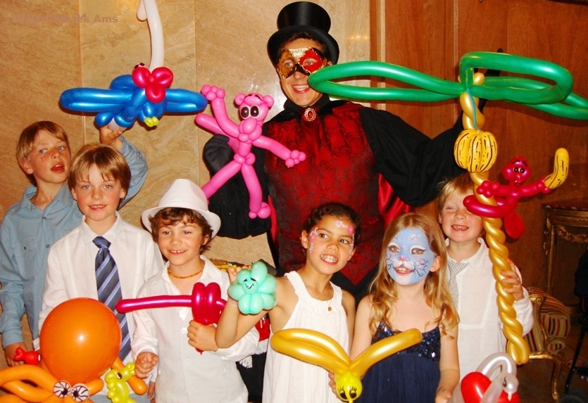 Des enfants heureux avec les sculptures en ballons de Charles Ams le Dj 91 Animateur de mariage ici à Brunoy 91800 en Esonne Des enfants heureux avec leurs sculptures en ballons d'une animation avec le dj 91 magicien lors d'un mariage à 91800 Brunoy