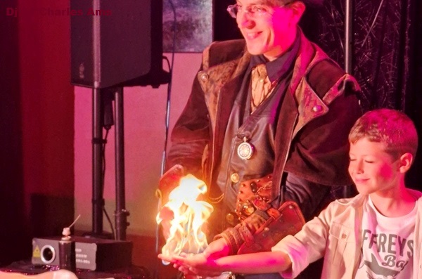 Magie du feu: animation interactive extraordinaire avec le Magicien Dj 91 Charles Ams lors d'un Mariage en Essonne à 91570 Bièvres Dj 91 Magicien idéal pour animation Magie du Feu de mariage à Igny Dourdan Saclay Mennecy Montlhéry Evry Orsay à 91570 Bièvres