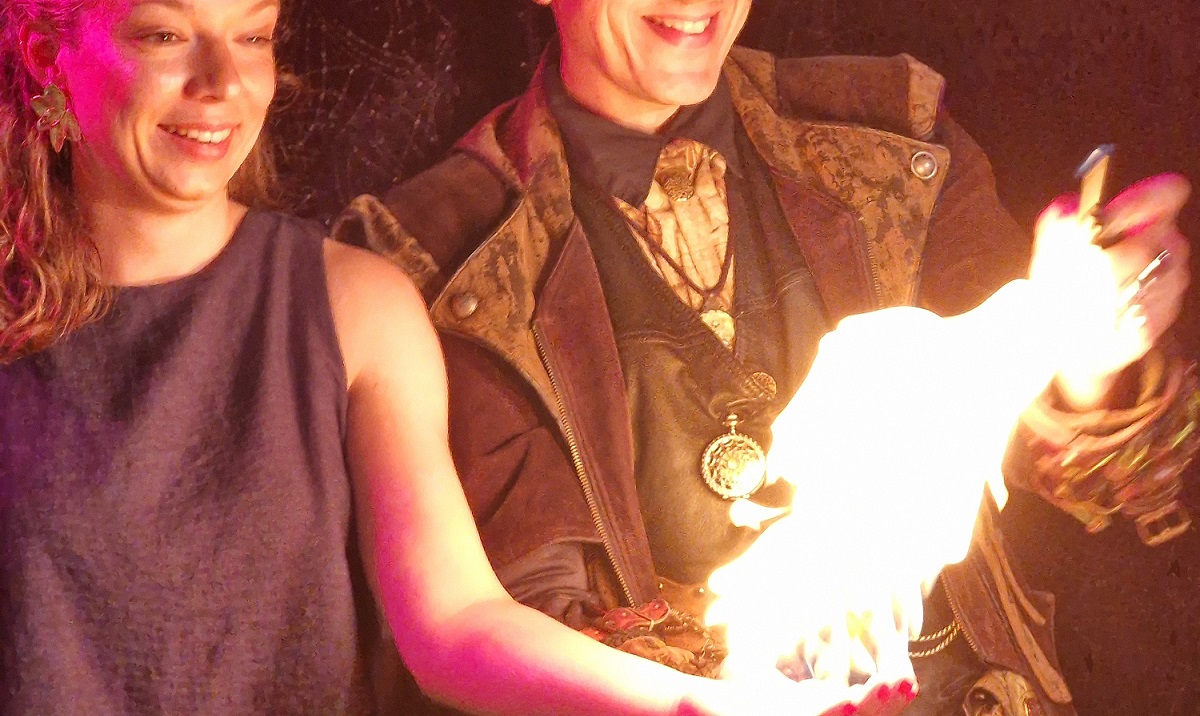 Magie du Feu: Animation originale sans danger interactive pour Mariage et Team Building Entreprise en Essonne à 91190 Gif-sur-Yvette Magie du Feu: Animation originale sans danger interactive pour Mariage et Team Building Entreprise en Essonne à 91190 Gif-sur-Yvette