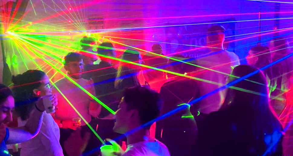Fantastiques Lumières et Lasers autour de la piste de danse avec Charles Ams le Dj magicien de l'Eure à 27000 Evreux Fantastiques Lumières et Lasers autour de la piste de danse avec Charles Ams le Dj magicien de l'Eure à 27000 Evreux