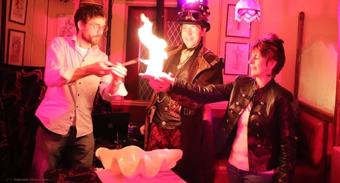 Team Building avec Magie interactive avec les invités pour mariage et événement d'entreprise en Essonne avec le magicien 91 à 91000 Evry Team Building avec Magie interactive avec les invités pour mariage et événement d'entreprise en Essonne avec le magicien 91 à 91000 Evry