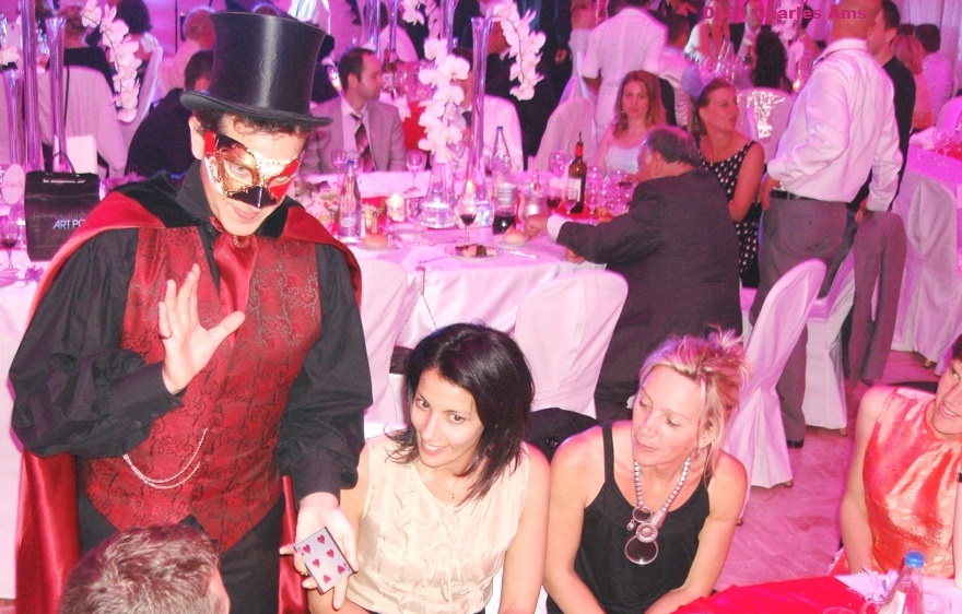 Le Magicien Masqué de Paris fait des tours de Magie Close-up lors d'un repas de mariage à Evry-Courcouronnes 91000 en Essonne Magicien Masqué de Paris en magie close up : idéal pour enchanter un repas de mariage avec le dj 91 à 91000 Evry Courcouronnes en Essonne
