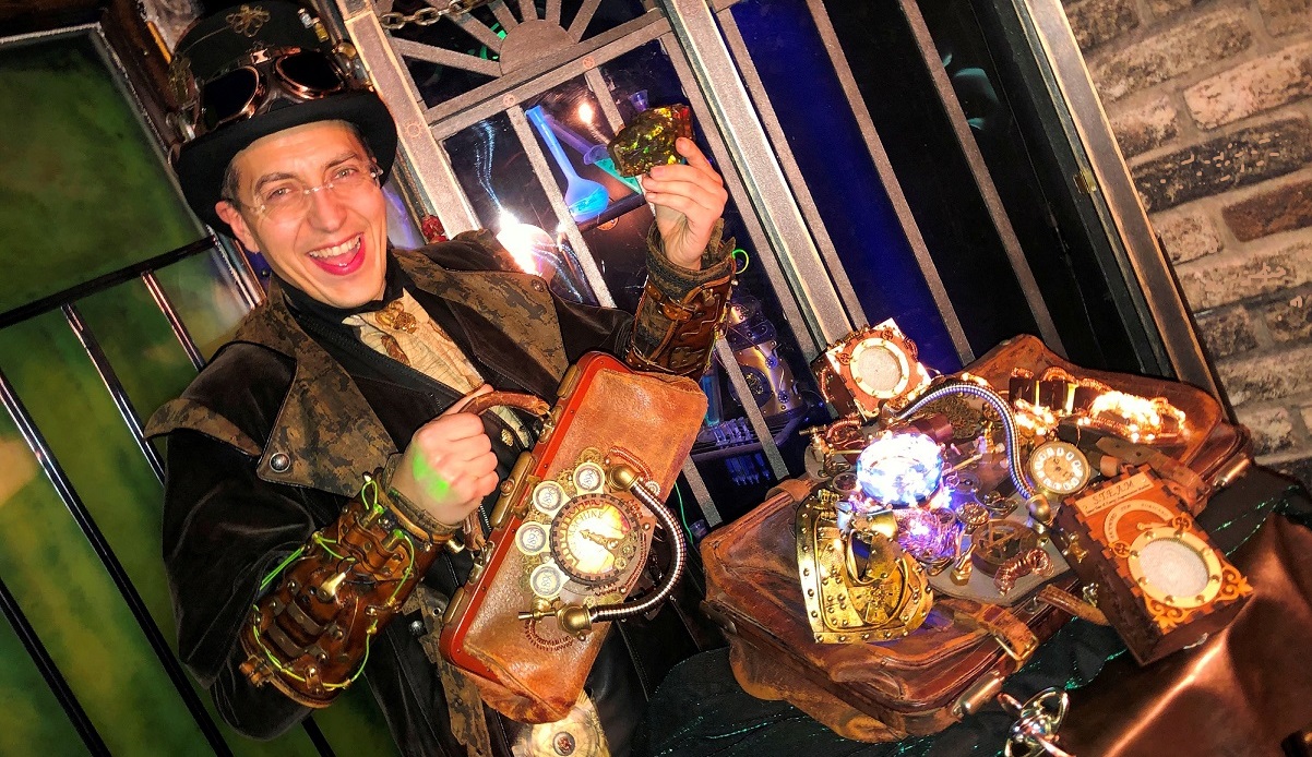 Charles Ams en Magicien style Jules Verne: Animation originale magie close-up de Mariage et Entreprise en Essonne à 91190 Gif-sur-Yvette Charles Ams en Magicien style Jules Verne: Animation originale magie close-up de Mariage et Entreprise en Essonne à 91190 Gif-sur-Yvette