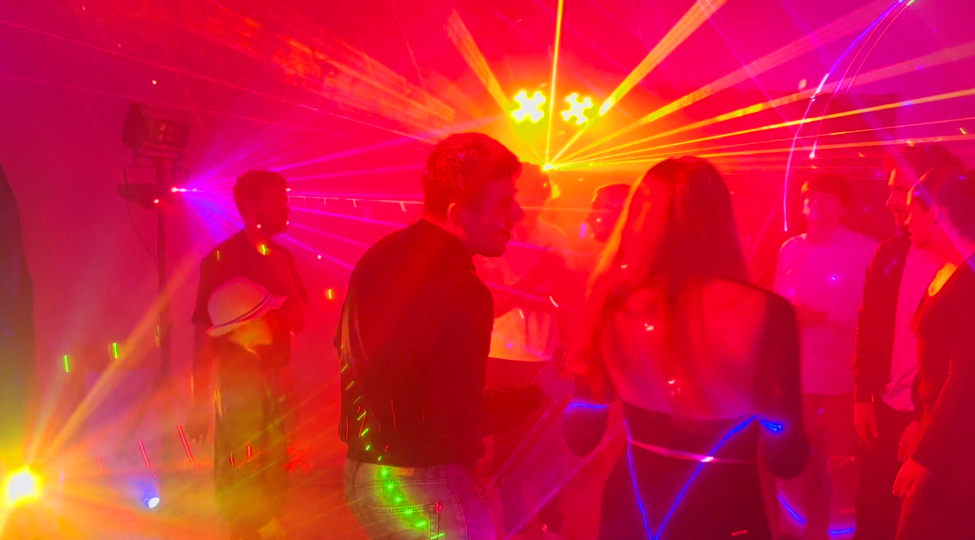 Mixage des lumières en live pour chaque chanson !!! Soirée dansante réussie avec Charles Ams le Dj magicien 78 à Versailles Les Yvelines Mixage des lumières en live pour chaque chanson !!! Soirée dansante réussie avec Charles Ams le Dj magicien 78 à Versailles Les Yvelines