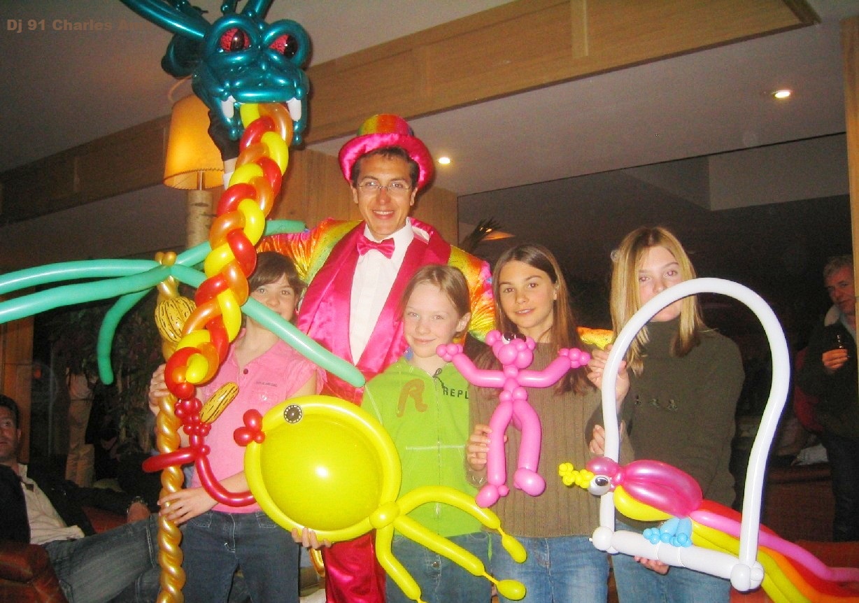 Des enfants heureux avec des cadeaux artistiques en ballons lors d'un mariage avec Dj91 Magicien à 91560 Crosne en Essonne Dj 91 est magicien champion du monde de sculpture de ballons: Animation idéale pour un mariage ou anniversaire en Essonne à 91560 Crosne