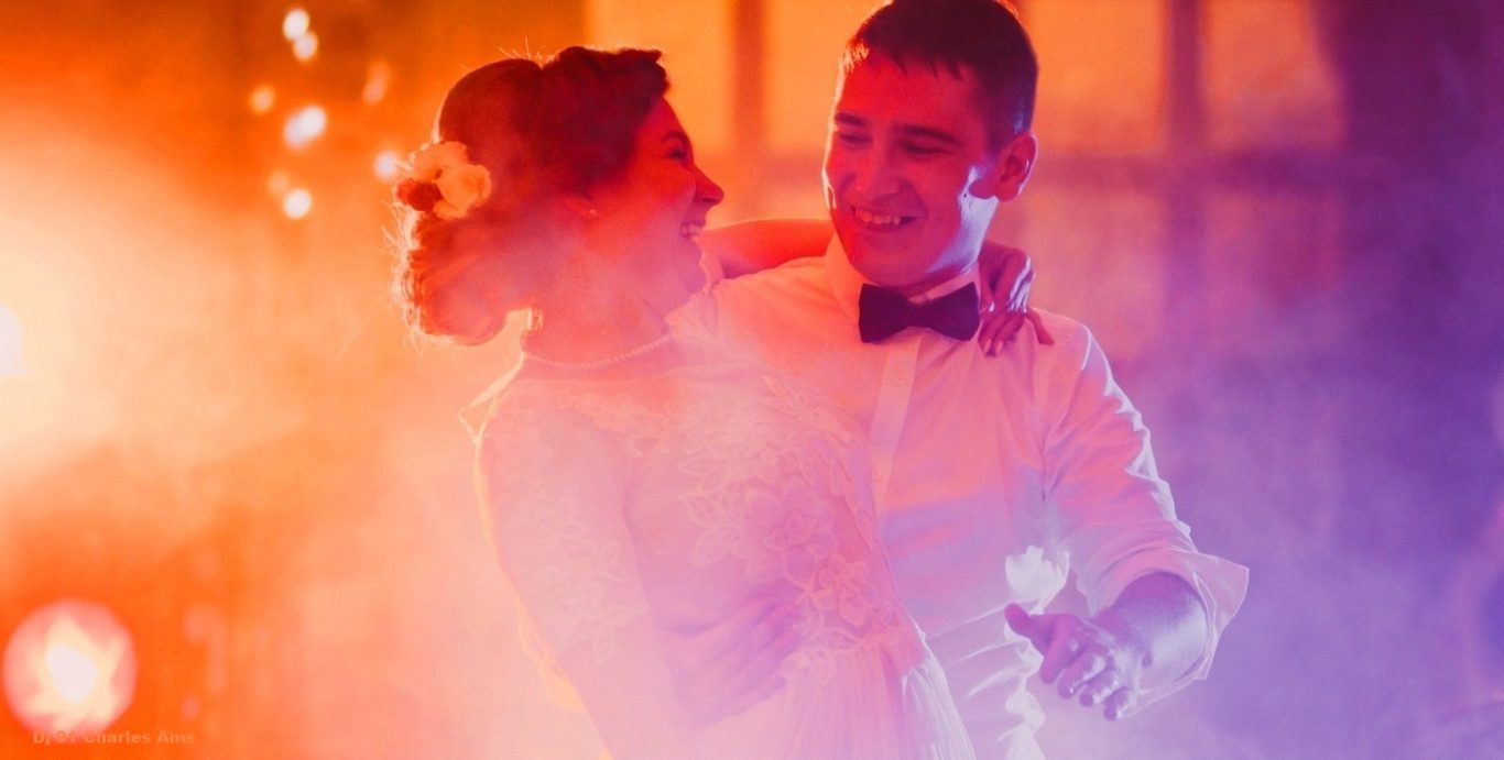 Ambiance lumineuse féerique pour votre salle de Mariage avec le DJ 91 à 91160 Ballainvilliers Dj 91 Mariage animation et magicien en Essonne à Igny Dourdan Palaiseau Saclay Etampes Mennecy Bièvres Evry et 91160 Ballainvilliers