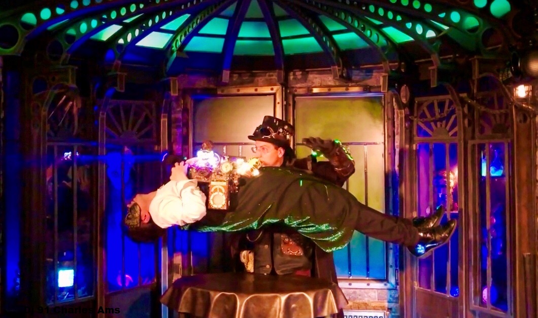 Lévitation du marié sur la piste de danselors d'un mariage à 91430 Vauhallan en Essonne avec le dj 91 magicien Charles Ams Lévitation d'un invité sur la piste de danse d'un mariage avec dj 91 magicien de qualité Haut-de-Gamme à 91430 Vauhallan : Magie féerique