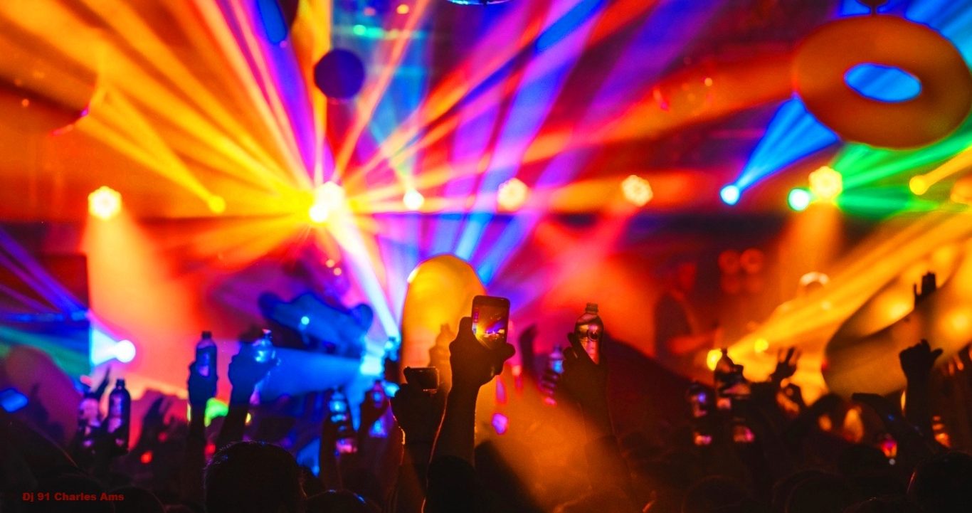 Mise en lumières d'un concert de 1500 spectateurs avec lumières télécommandées par le dj 91 Charles Ams ci à Dourdan 91410 en Essonne Mise en lumière d'un concert avec éclairages télécommandés à Dourdan 91410 avec le dj 91 en Essonne Charles Ams: Fête de 1500 spectateurs