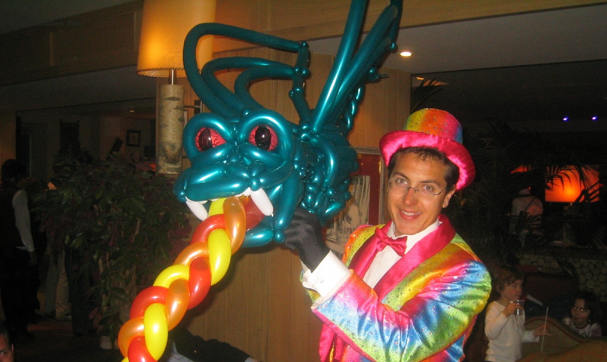 Des sculptures en ballons extraordinaires créées par Charles Ams le Dj 91 ici à 91580 Etréchy pour un mariage chic dans un château Dj 91 est magicien champion du monde de sculpture de ballons: Ici lors d'un mariage à 91580 Etréchy en Essonne: Dragon et Flamme